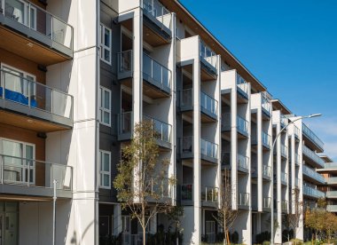 Değişik ve bakılması ilginç konut cephelerinin güzel ev dış tasarımı. Vancouver 'da yeni modern apartmanlar. Kanada modern konut mimarisi. Sokak fotoğrafı