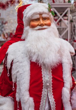 Hediyeli Noel Baba bebeği. Mutlu Noeller ve Noel Baba bebeğiyle mutlu yıllar 2022. Hiç kimse, seçici odaklanma