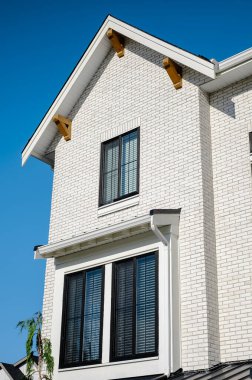 Mavi gökyüzündeki yerleşim alanlarının güzel ev dış tasarımı. Vancouver 'da yeni modern evler. Kanada modern konut mimarisi. Sokak fotoğrafı