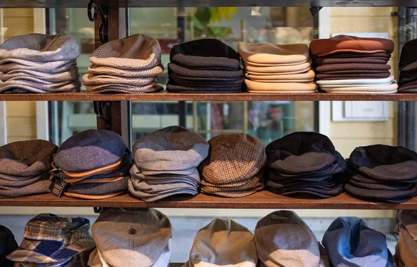 Sorten Von Mützen Und Hüten Für Männer Regal Eines Bekleidungsgeschäfts — Stockfoto