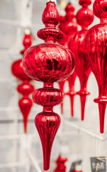 Julprydnad Rött Glas Förvriden Finial Shape Glänsande Röda Dekorativa Julprydnader — Stockfoto