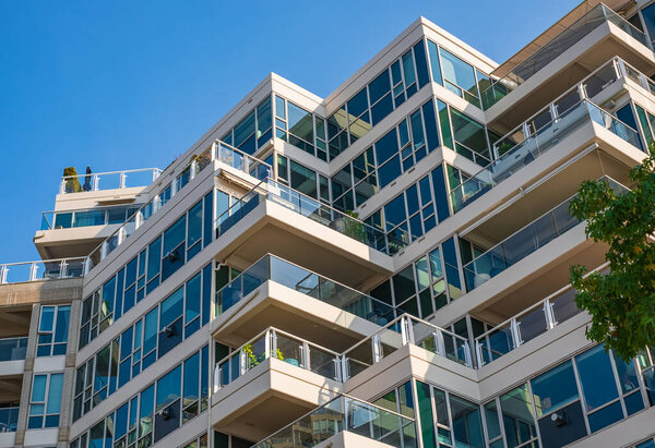 Современные жилые дома экстерьеров в солнечный день. С фасадом современного жилого дома. Фасад современного жилищного строительства с балконами-14 октября 2022 года - Ванкувер, Канада