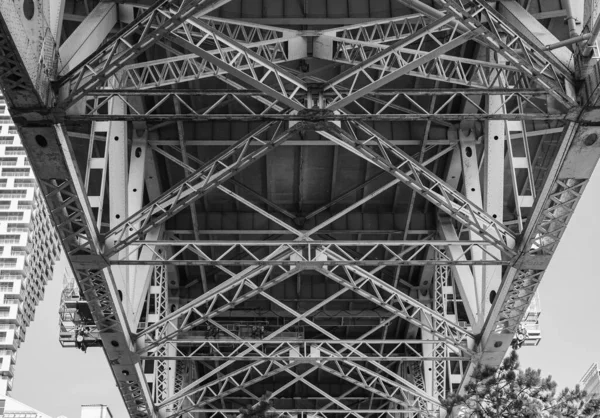 在大桥下面 在温哥华市中心的桥下桥梁结构的几何形状 从下面看 没有人 街上的照片 — 图库照片