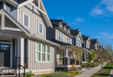 Değişik ve bakılması ilginç konut cephelerinin güzel ev dış tasarımı. Vancouver 'da yeni modern evler. Kanada modern konut mimarisi. Sokak fotoğrafı
