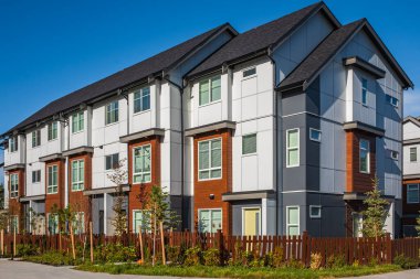 Yeni Güzel Ev Dış Tasarımı. Değişik ve bakılması ilginç yerleşim alanları. Vancouver 'da yeni modern evler. Kanada modern konut mimarisi. Sokak fotoğrafı