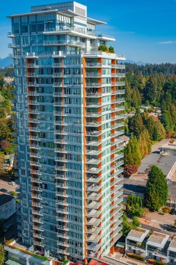 Coquitlam 'ın ufuk çizgisi ve apartman binalarının havadan görünüşü. Büyük Vancouver, British Columbia, Kanada 'da çekilmiş. Seyahat fotoğrafı, hiç kimse-1 Ekim 2022