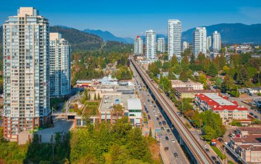 Coquitlam 'ın ufuk çizgisi ve apartman binalarının havadan görünüşü. Büyük Vancouver, British Columbia, Kanada 'da çekilmiş. Seyahat fotoğrafı, hiç kimse-1 Ekim 2022