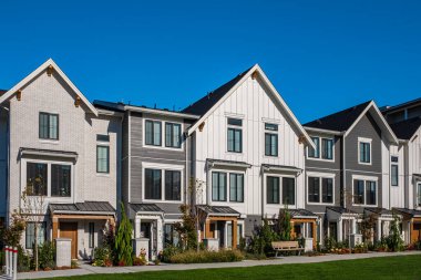 Yeni Güzel Ev Dış Tasarımı. Değişik ve bakılması ilginç yerleşim alanları. Vancouver 'da yeni modern evler. Kanada modern konut mimarisi. Sokak fotoğrafı