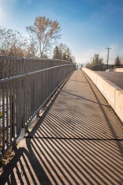 Köprü nehrin üzerinde. Arabalar köprü ve yaya geçidi kentte. Seyahat fotoğrafı, sokak manzarası, hiç kimse