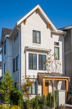 Yeni Güzel Ev Dış Tasarımı. Değişik ve bakılması ilginç yerleşim alanları. Vancouver 'da yeni modern evler. Kanada modern konut mimarisi. Sokak fotoğrafı