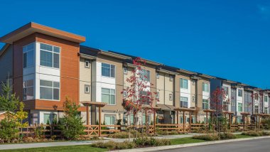 Yeni Güzel Ev Dış Tasarımı. Değişik ve bakılması ilginç yerleşim alanları. Vancouver 'da yeni modern evler. Kanada modern konut mimarisi. Sokak fotoğrafı