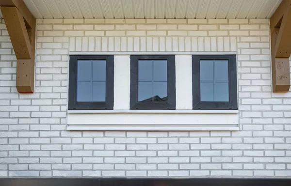 Petites Fenêtres Sur Mur Blanc Minimaliste Avec Espace Copie Petit — Photo
