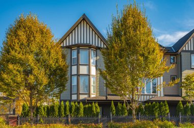 Değişik ve bakılması ilginç konut cephelerinin güzel ev dış tasarımı. Vancouver 'da yeni modern evler. Kanada modern konut mimarisi. Sokak fotoğrafı