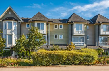 Değişik ve bakılması ilginç konut cephelerinin güzel ev dış tasarımı. Vancouver 'da yeni modern evler. Kanada modern konut mimarisi. Sokak fotoğrafı