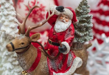 Noel süsü, Noel Baba ren geyiğine biniyor. Noel arifesinde Noel Baba 'nın ren geyiğine bindiği karlı bir gece sahnesi. Hiç kimse, seçici odaklanma