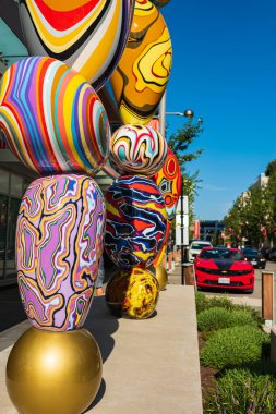 Burnaby şehir merkezi, modern sokak sanatı ve alışveriş merkezi MÖ Vancouver BC, Kanada-Ekim 12022. Seyahat fotoğrafı, kimse yok.