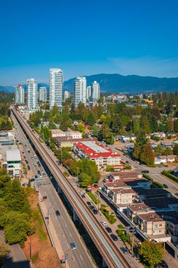 Coquitlam 'ın ufuk çizgisi ve apartman binalarının havadan görünüşü. Büyük Vancouver, British Columbia, Kanada 'da çekilmiş. Seyahat fotoğrafı, hiç kimse-1 Ekim 2022