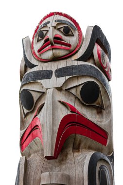 Totem anketinin ayrıntıları. White Rock, Vancouver, Kanada 'da totem direkleri. Renkli totem direkleri, oyulmuş kuşlar, popüler turistik mekan. Hiç kimse, seyahat fotoğrafı - 15 Ekim 2022