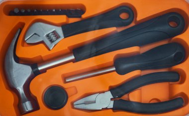 Yeni kare turuncu alet kutusu. Üst Manzara. Plastik bir organizatörde yeni aletler koleksiyonu. Bulanık, hiç kimse, seçici odaklanma