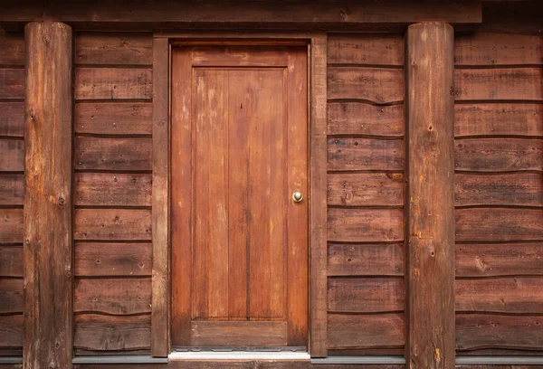 Drewniane Drzwi Wejściowe Rustykalnej Kabiny Rustykalna Chatka Drzwiami Wejściowymi Lesie — Zdjęcie stockowe