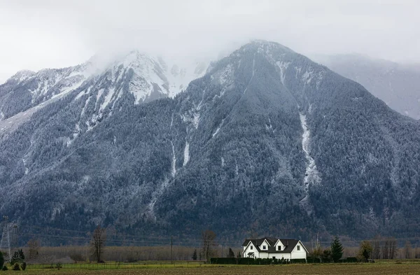 Een Rustiek Huis Buurt Van Bergen Winter Dag British Columbia — Stockfoto