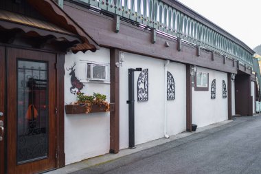 Meyhaneleri olan küçük köylerin güzel sokakları. Küçük bir kasabanın güzel geleneksel sokakları. Seyahat fotoğrafı, hiç kimse, seçici odak noktası 12 Ekim 2022 Harrison Hot Springs BC Kanada