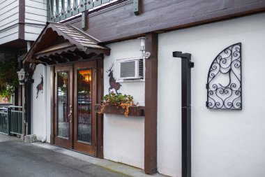 Meyhaneleri olan küçük köylerin güzel sokakları. Küçük bir kasabanın güzel geleneksel sokakları. Seyahat fotoğrafı, hiç kimse, seçici odak noktası 12 Ekim 2022 Harrison Hot Springs BC Kanada