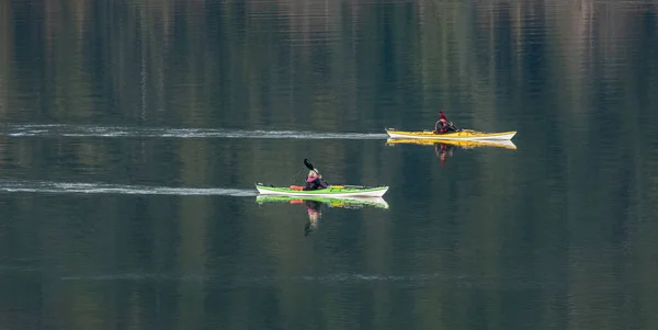 Couple Kayaking Together Man Woman Kayaking Lake Together Kayaking Canoeing — Stock Photo, Image