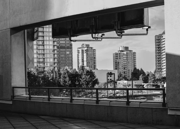 一个白纸黑字的现代城市 加拿大温哥华都会区伯纳比市中心城市建筑的街景 2022年10月20日 旅游照片 — 图库照片