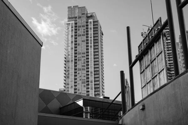 一个白纸黑字的现代城市 加拿大温哥华都会区伯纳比市中心城市建筑的街景 2022年10月20日 旅游照片 — 图库照片