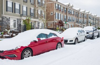 Kışın kar altında araba. Park edilmiş arabalar ve yol pürüzsüz kar tabakasıyla kaplı. Kar yığınlarıyla kaplı araçlar kar yağışı M.Ö. Surrey 'de Kanada - 1 Aralık 2022