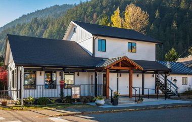 Dağ köyündeki yerel bir restoran. Harrison Hot Springs 'teki sokak fotoğrafı British Columbia Canada - 14 Kasım 2022.