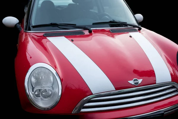 Автомобиль Красного Цвета Белыми Полосами Mini Cooper Припаркованный Улице Черном — стоковое фото