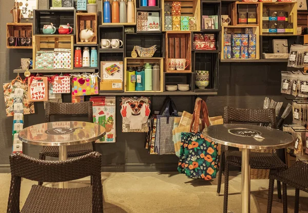 Pequena Loja Café Interior Prateleiras Madeira Com Diferentes Bens Produtos — Fotografia de Stock