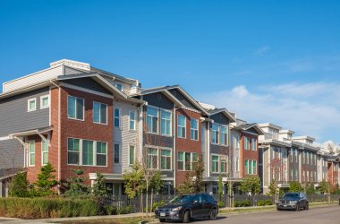 Konut cephelerinin güzel dış tasarımı. Vancouver BC Kanada 'sında yeni modern evler. Kanada modern konut mimarisi - 3 Kasım 2022. Sokak fotoğrafı