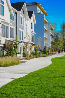 Yerleşim alanlarının yeni Güzel Ev Dış Tasarımı. Vancouver 'da yeni modern evler. Kanada modern konut mimarisi. Sokak fotoğrafı