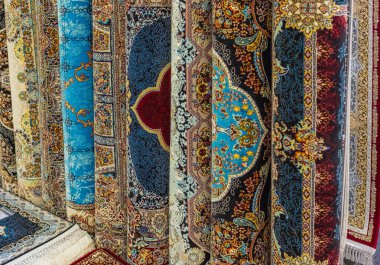 Makine işçiliğinin güzel klasik halısı. Renkli bir halı. Hiç kimse, seçici odaklı Surrey BC Kanada-7 Aralık 2022