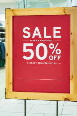 Kırmızı arka planda beyaz harflerle yüzde 50 indirim. İş konsepti, metin% 50 indirimli. Hiç kimse, seçici odaklanma