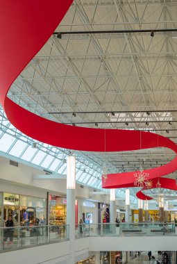 Modern bir alışveriş merkezinde iç mekan. Satış, tüketim ve insan konsepti. Guildford Surrey BC Kanada-8 Aralık 2022