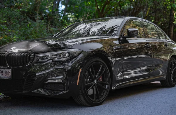 BMW 3 serisi ızgara, farlar ve tekerlek detayları. Editör fotoğrafı - 3 Ekim 2022-Vancouver BC Kanada. Hiç kimse, seçici odaklanma