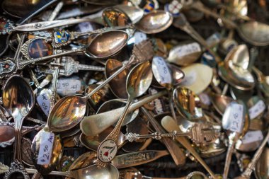 Satılık temiz, parlak metal kaşıklar. Eski gümüş çatal bıçak yığını. Birçok kullanılmış kaşık üst görünüm. Karışık Parlak metal kaşıklar-10 Ekim 2022-Surrey BC Kanada
