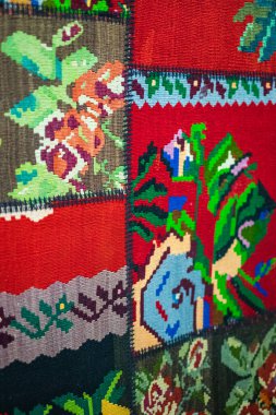 Geometrik desenli halı kapatın. El dokuma halı kırmızı, sarı ve diğer renkler ile. El dokuma halı soyut tasarım ile. Renkli halı. Tekstil arka plan. Arka plan.