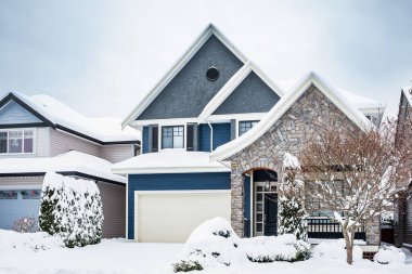 Soğuk, serin ve soğuk kış saatlerinde güzel bir mahalle. Karla kaplı. Vancouver, Kanada. Soğuk kar yağarken büyük lüks bir ev. Güzel ve rahat bir mahalle, kışın topluluk.