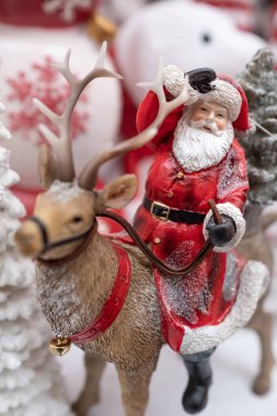 Noel süsü, Noel Baba ren geyiğine biniyor. Noel arifesinde Noel Baba 'nın ren geyiğine bindiği karlı bir gece sahnesi. Hiç kimse, seçici odaklanma