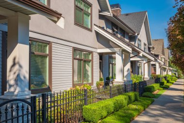 Kuzey Amerika 'da yazları banliyöde evler. Güzel manzaralı lüks evler. Güzel yerleşim yerlerindeki evler ve sokaklar. Hiç kimse, sokak fotoğrafı, seçici odak noktası 10 Ekim 2022-Surrey BC Kanada