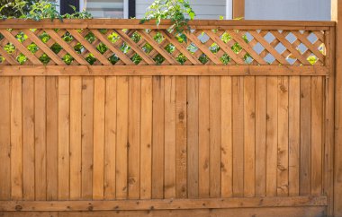 Evin etrafında güzel ahşap çitler var. Yeşil çimenli ahşap çitler. Sokak fotoğrafı, hiç kimse, seçici odak