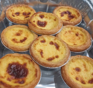 Geleneksel Portekiz kremalı keki, yumurtalı tart pastası. Yumurtalı tart, geleneksel Portekiz tatlısı. Bulanık, hiç kimse, kapat.