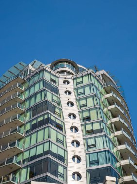 Modern apartman binası. Çok katlı, modern apartman daireleri. Balkonları ve mavi gökyüzü olan modern daireler. Vancouver Kanada-14 Ekim 2022 arası düz binalı bir apartman dairesi.