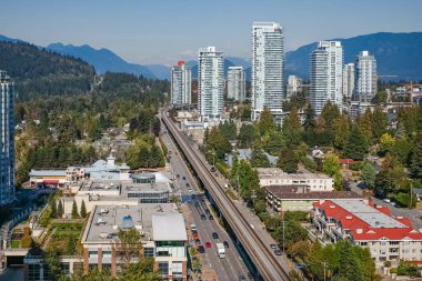 Coquitlam 'ın ufuk çizgisi ve apartman binalarının havadan görünüşü. Büyük Vancouver, British Columbia, Kanada 'da çekilmiş. Seyahat fotoğrafı, hiç kimse-1 Ekim 2022