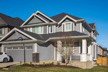 Emlak Harici Cephe Evi. Vancouver Kanada 'nın banliyölerinde bahçe ve garaj yolu güzel döşenmiş lüks bir ev.